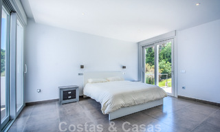 Vrijstaande villa te koop ontworpen met een moderne architectuur op een hoge positie met panoramisch berg- en zeezicht, in een exclusieve urbanisatie te Oost Marbella 48021 