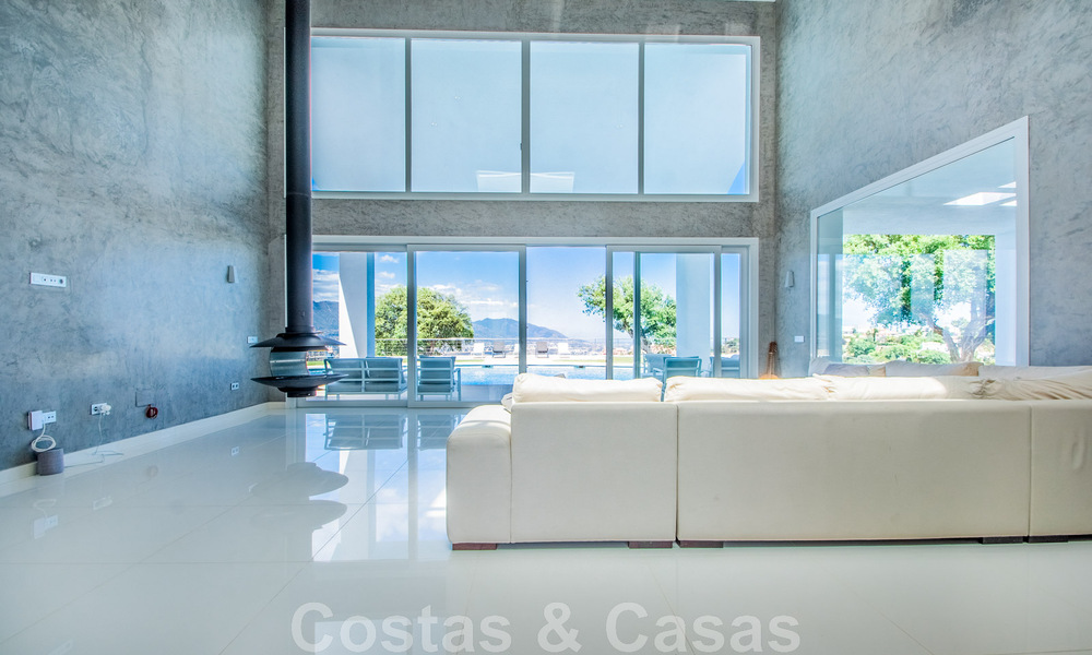 Vrijstaande villa te koop ontworpen met een moderne architectuur op een hoge positie met panoramisch berg- en zeezicht, in een exclusieve urbanisatie te Oost Marbella 48023