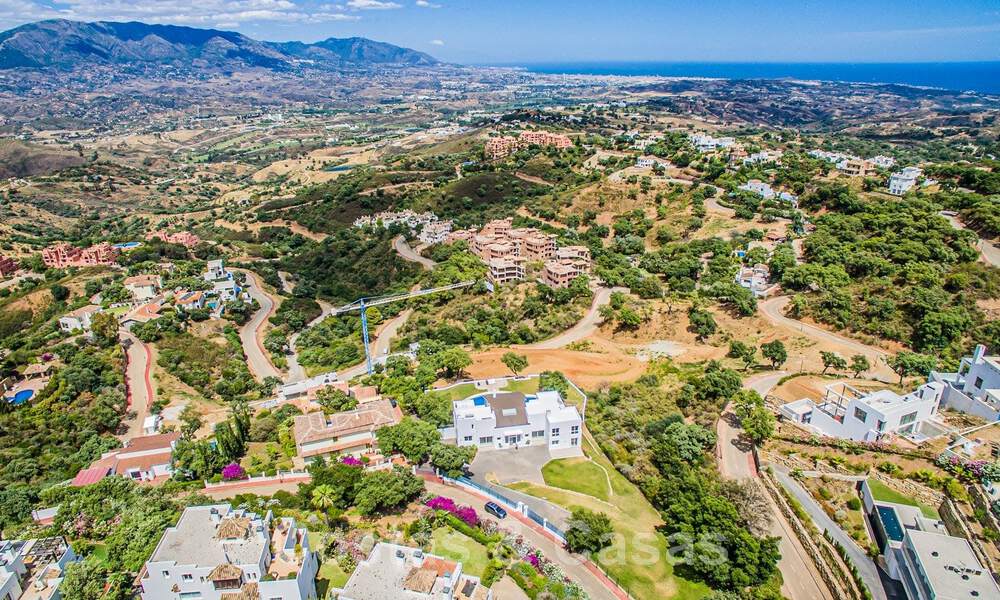 Vrijstaande villa te koop ontworpen met een moderne architectuur op een hoge positie met panoramisch berg- en zeezicht, in een exclusieve urbanisatie te Oost Marbella 48028