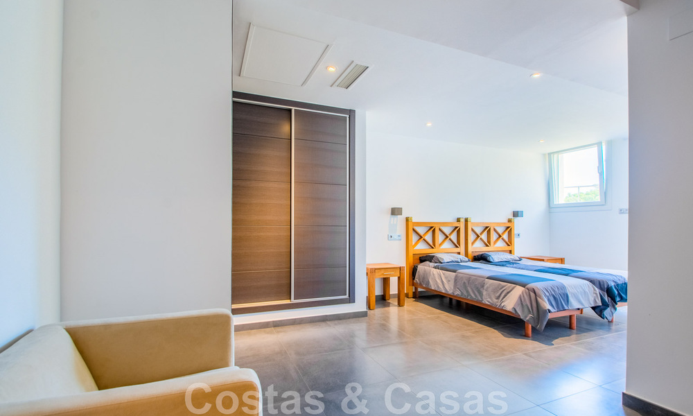 Vrijstaande villa te koop ontworpen met een moderne architectuur op een hoge positie met panoramisch berg- en zeezicht, in een exclusieve urbanisatie te Oost Marbella 48030