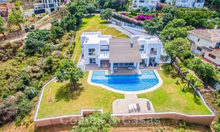 Vrijstaande villa te koop ontworpen met een moderne architectuur op een hoge positie met panoramisch berg- en zeezicht, in een exclusieve urbanisatie te Oost Marbella 48033 