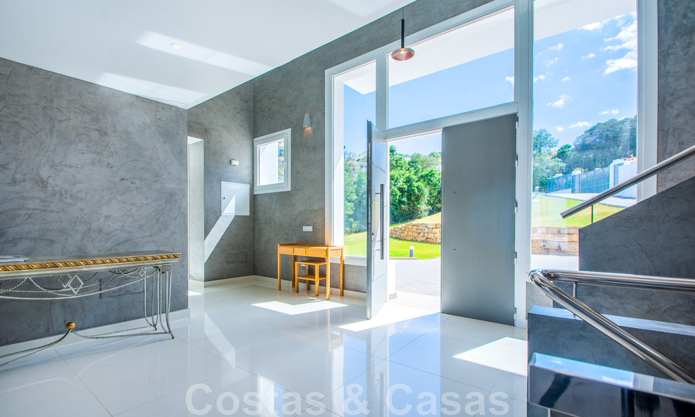 Vrijstaande villa te koop ontworpen met een moderne architectuur op een hoge positie met panoramisch berg- en zeezicht, in een exclusieve urbanisatie te Oost Marbella 48036