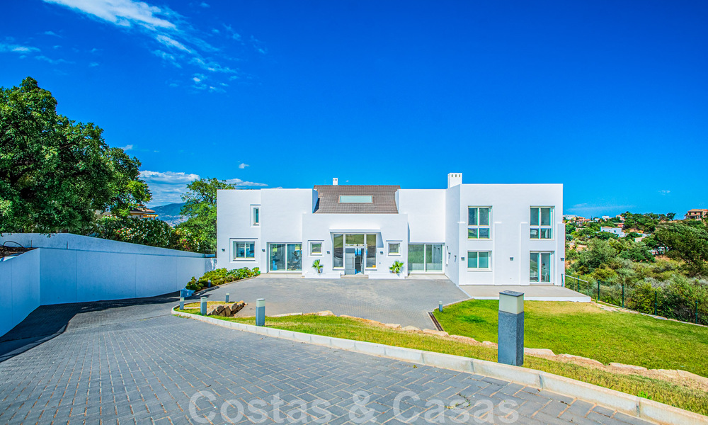 Vrijstaande villa te koop ontworpen met een moderne architectuur op een hoge positie met panoramisch berg- en zeezicht, in een exclusieve urbanisatie te Oost Marbella 48037