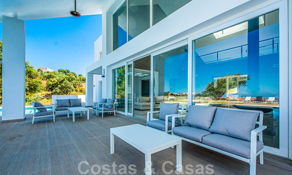 Vrijstaande villa te koop ontworpen met een moderne architectuur op een hoge positie met panoramisch berg- en zeezicht, in een exclusieve urbanisatie te Oost Marbella 48038