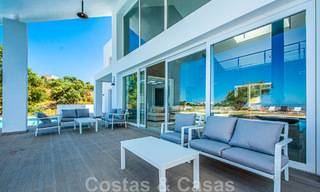 Vrijstaande villa te koop ontworpen met een moderne architectuur op een hoge positie met panoramisch berg- en zeezicht, in een exclusieve urbanisatie te Oost Marbella 48038 
