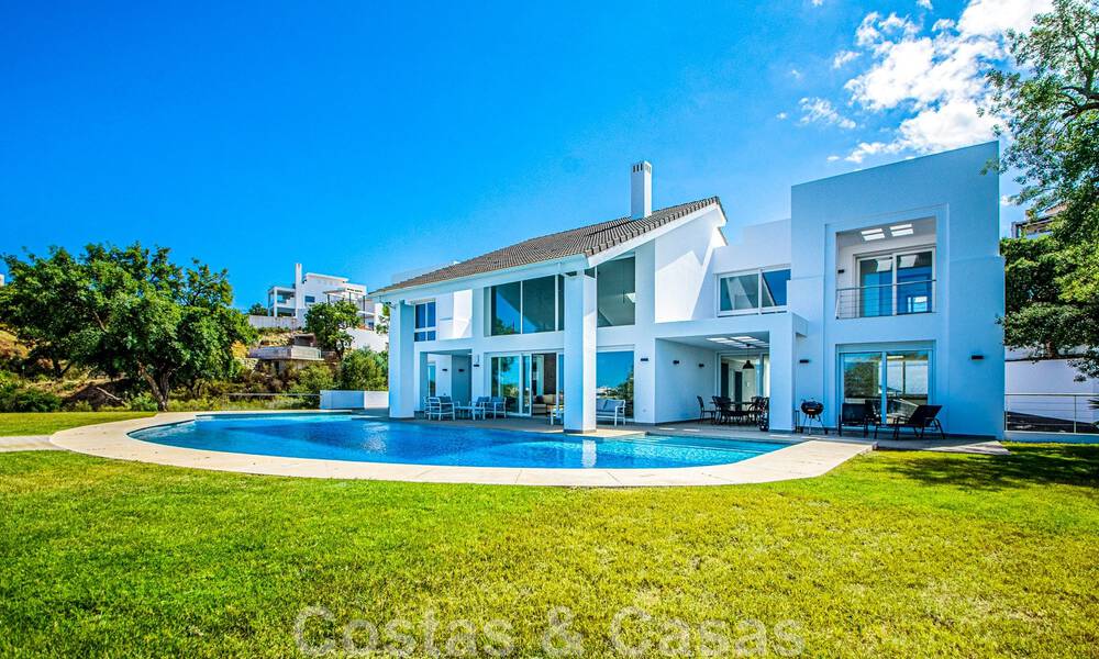 Vrijstaande villa te koop ontworpen met een moderne architectuur op een hoge positie met panoramisch berg- en zeezicht, in een exclusieve urbanisatie te Oost Marbella 48039