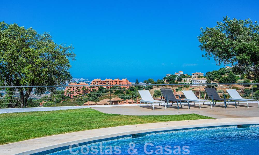 Vrijstaande villa te koop ontworpen met een moderne architectuur op een hoge positie met panoramisch berg- en zeezicht, in een exclusieve urbanisatie te Oost Marbella 48040