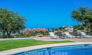 Vrijstaande villa te koop ontworpen met een moderne architectuur op een hoge positie met panoramisch berg- en zeezicht, in een exclusieve urbanisatie te Oost Marbella 48040 