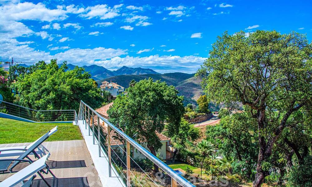 Vrijstaande villa te koop ontworpen met een moderne architectuur op een hoge positie met panoramisch berg- en zeezicht, in een exclusieve urbanisatie te Oost Marbella 48041