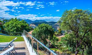 Vrijstaande villa te koop ontworpen met een moderne architectuur op een hoge positie met panoramisch berg- en zeezicht, in een exclusieve urbanisatie te Oost Marbella 48041 