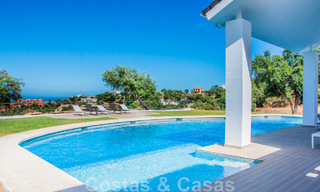Vrijstaande villa te koop ontworpen met een moderne architectuur op een hoge positie met panoramisch berg- en zeezicht, in een exclusieve urbanisatie te Oost Marbella 48042 