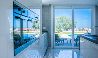 Vrijstaande villa te koop ontworpen met een moderne architectuur op een hoge positie met panoramisch berg- en zeezicht, in een exclusieve urbanisatie te Oost Marbella 48043 