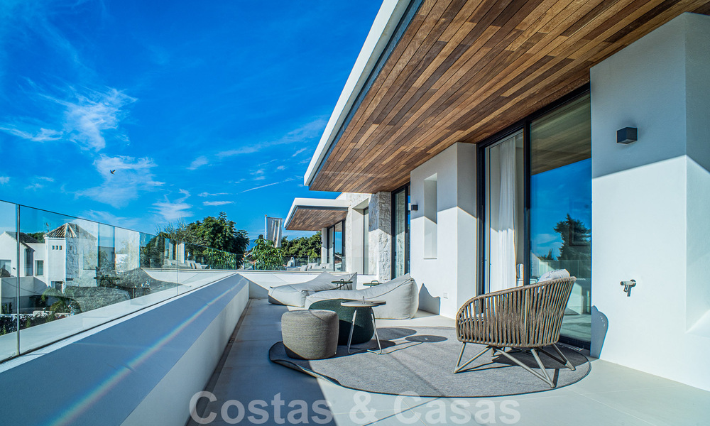 Eigentijdse nieuwbouwvilla te koop met zeezicht, centraal gelegen op loopafstand van het strand op de Golden Mile van Marbella 50070