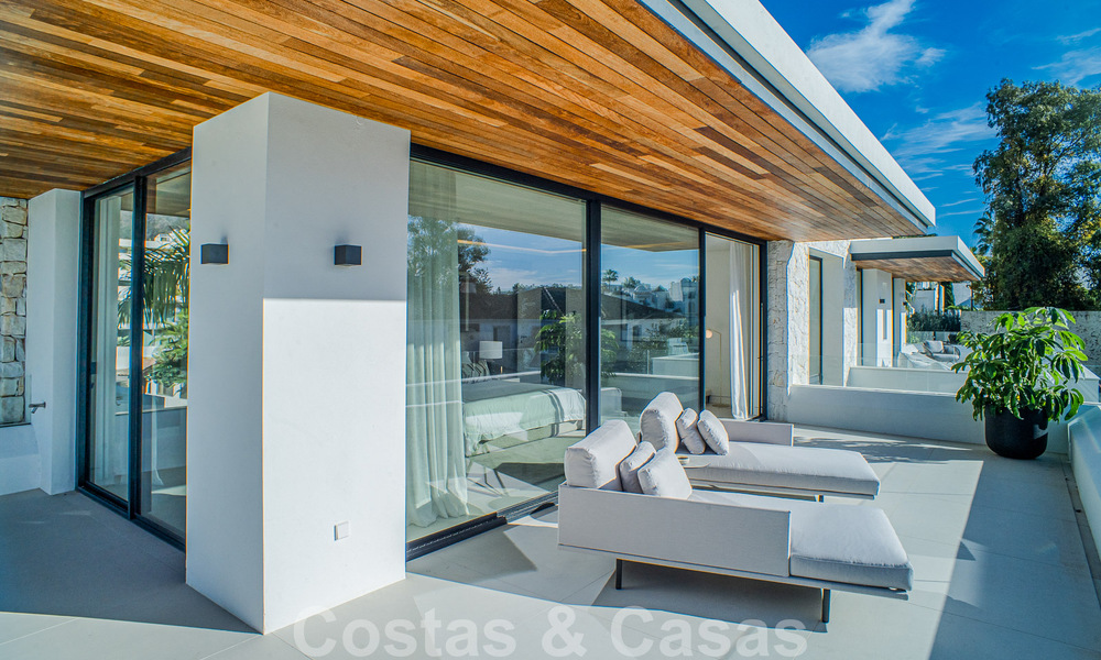 Eigentijdse nieuwbouwvilla te koop met zeezicht, centraal gelegen op loopafstand van het strand op de Golden Mile van Marbella 50071