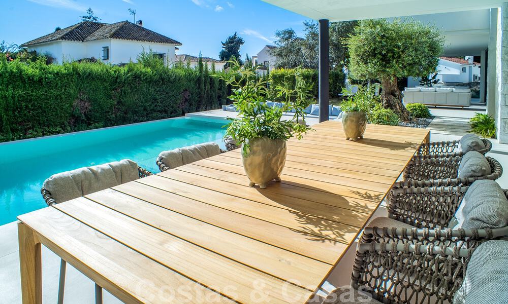 Eigentijdse nieuwbouwvilla te koop met zeezicht, centraal gelegen op loopafstand van het strand op de Golden Mile van Marbella 50077