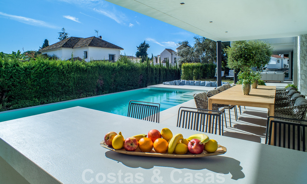 Eigentijdse nieuwbouwvilla te koop met zeezicht, centraal gelegen op loopafstand van het strand op de Golden Mile van Marbella 50078