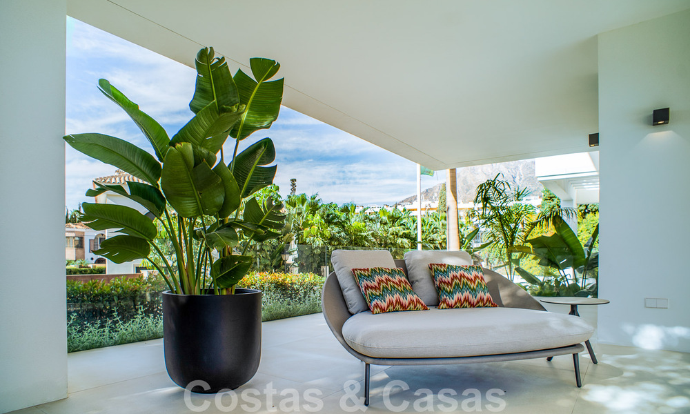 Eigentijdse nieuwbouwvilla te koop met zeezicht, centraal gelegen op loopafstand van het strand op de Golden Mile van Marbella 50080