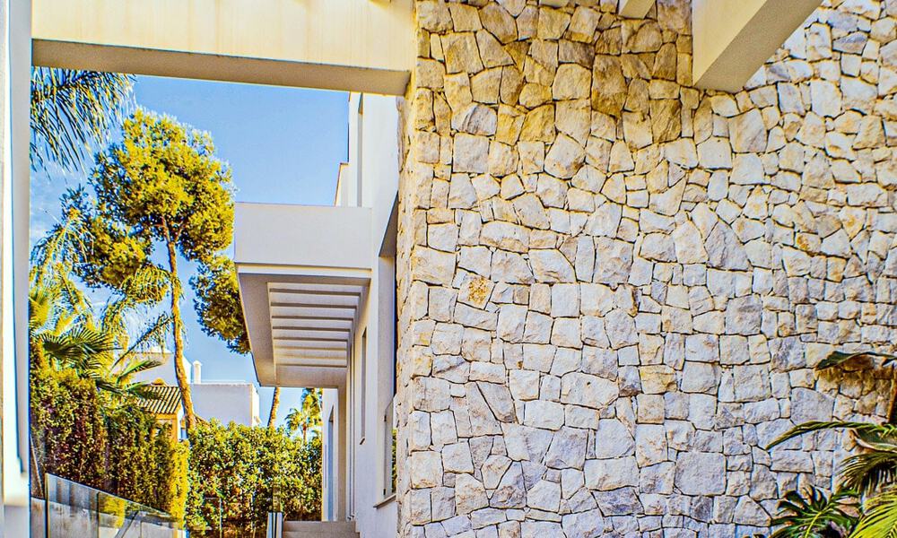 Eigentijdse nieuwbouwvilla te koop met zeezicht, centraal gelegen op loopafstand van het strand op de Golden Mile van Marbella 50086