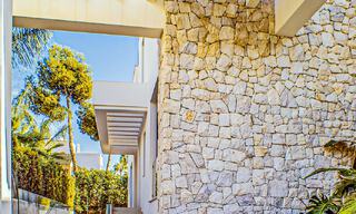 Eigentijdse nieuwbouwvilla te koop met zeezicht, centraal gelegen op loopafstand van het strand op de Golden Mile van Marbella 50086 