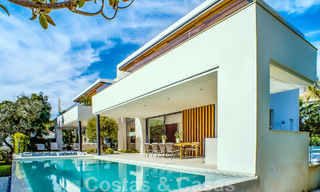 Eigentijdse nieuwbouwvilla te koop met zeezicht, centraal gelegen op loopafstand van het strand op de Golden Mile van Marbella 50094 