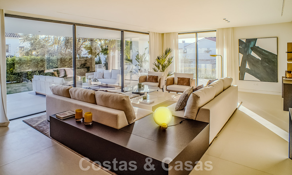 Eigentijdse nieuwbouwvilla te koop met zeezicht, centraal gelegen op loopafstand van het strand op de Golden Mile van Marbella 50096
