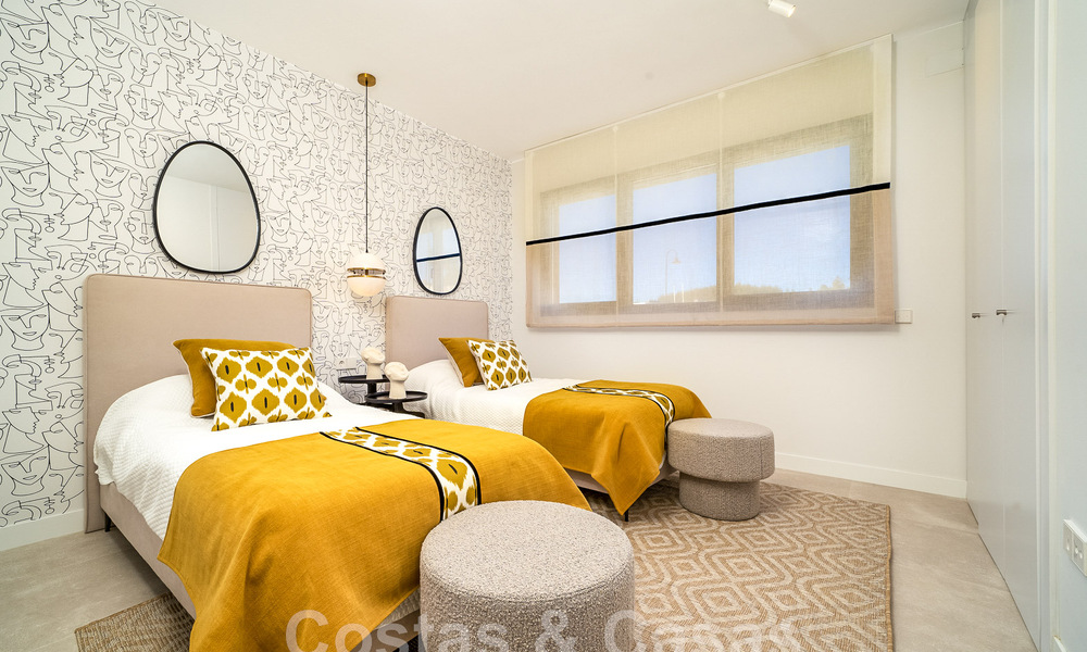 Schitterende show woning te koop in een nieuwbouwproject, bestaande uit halfvrijstaande villa’s met zeezicht in een luxueus resort Mijas, Costa del Sol 48572