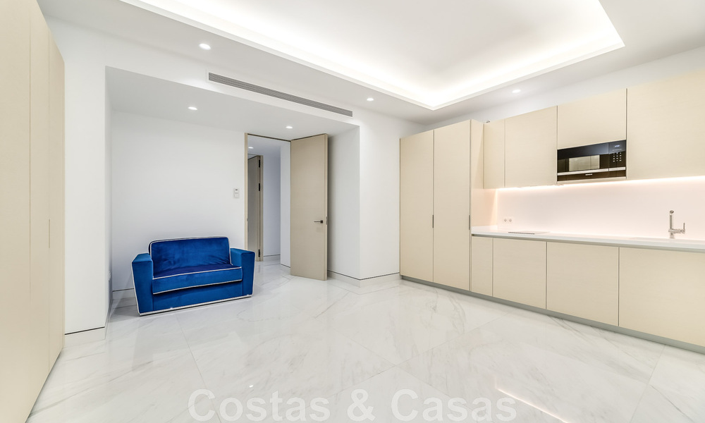 Instapklaar, modern, ultra-luxueus penthouse te koop, eerstelijnstrand, met open zeezicht, tussen Marbella en Estepona 48202