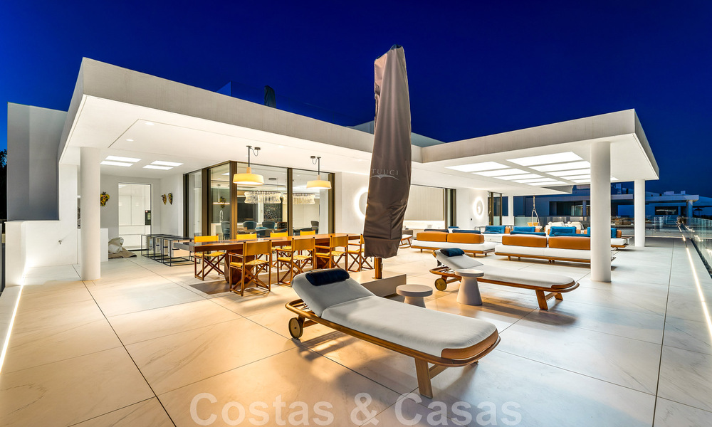 Instapklaar, modern, ultra-luxueus penthouse te koop, eerstelijnstrand, met open zeezicht, tussen Marbella en Estepona 48205