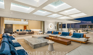 Instapklaar, modern, ultra-luxueus penthouse te koop, eerstelijnstrand, met open zeezicht, tussen Marbella en Estepona 48206 
