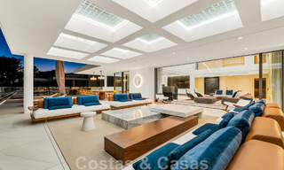 Instapklaar, modern, ultra-luxueus penthouse te koop, eerstelijnstrand, met open zeezicht, tussen Marbella en Estepona 48208 