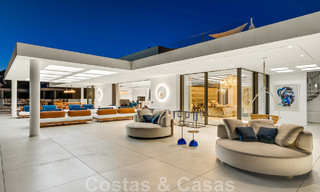 Instapklaar, modern, ultra-luxueus penthouse te koop, eerstelijnstrand, met open zeezicht, tussen Marbella en Estepona 48209 