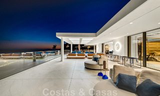 Instapklaar, modern, ultra-luxueus penthouse te koop, eerstelijnstrand, met open zeezicht, tussen Marbella en Estepona 48210 