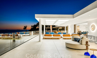 Instapklaar, modern, ultra-luxueus penthouse te koop, eerstelijnstrand, met open zeezicht, tussen Marbella en Estepona 48211 