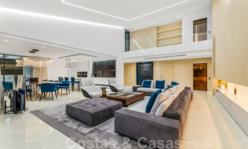 Instapklaar, modern, ultra-luxueus penthouse te koop, eerstelijnstrand, met open zeezicht, tussen Marbella en Estepona 48212