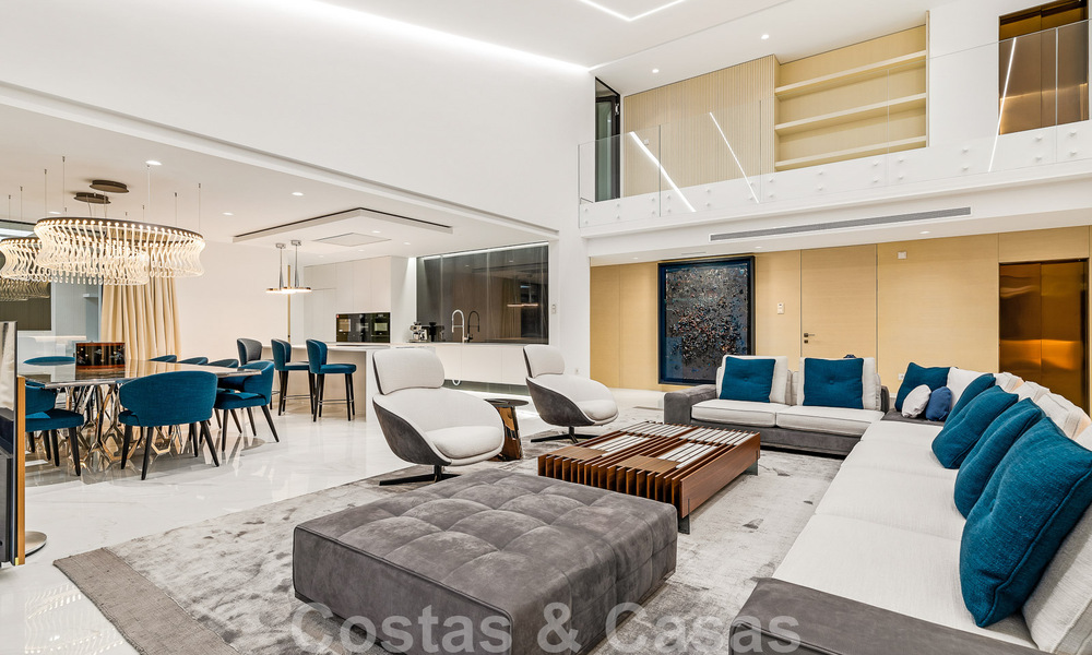 Instapklaar, modern, ultra-luxueus penthouse te koop, eerstelijnstrand, met open zeezicht, tussen Marbella en Estepona 48213