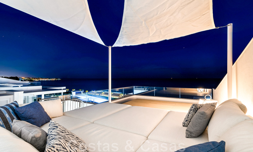 Instapklaar, modern, ultra-luxueus penthouse te koop, eerstelijnstrand, met open zeezicht, tussen Marbella en Estepona 48218