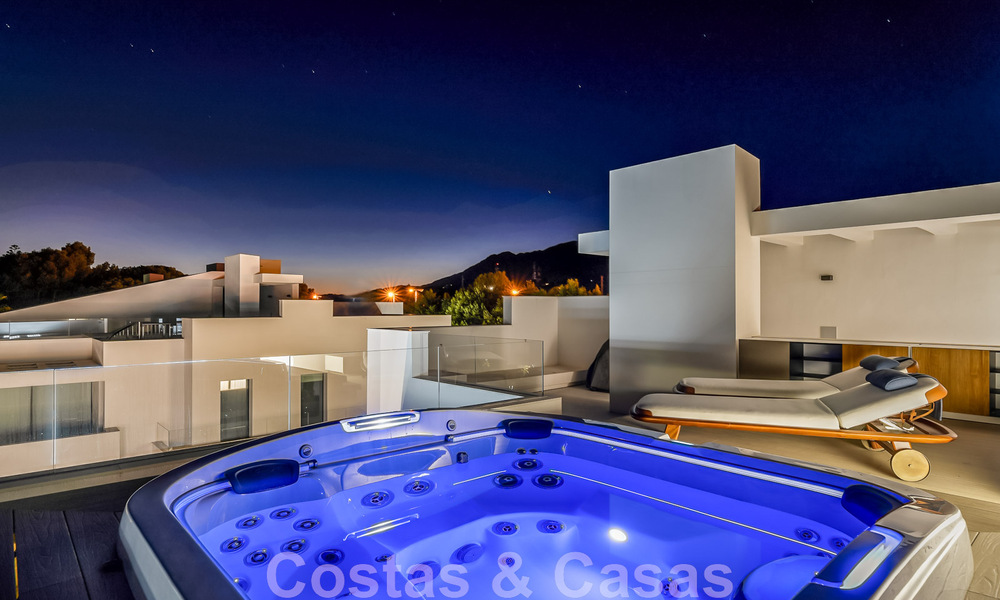 Instapklaar, modern, ultra-luxueus penthouse te koop, eerstelijnstrand, met open zeezicht, tussen Marbella en Estepona 48219