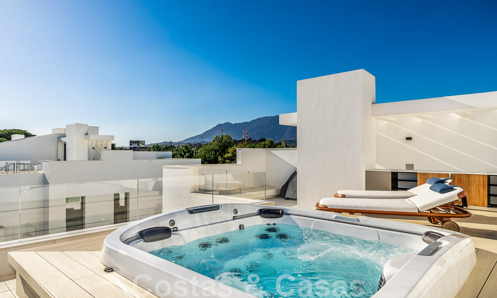 Instapklaar, modern, ultra-luxueus penthouse te koop, eerstelijnstrand, met open zeezicht, tussen Marbella en Estepona 48221