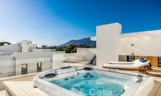 Instapklaar, modern, ultra-luxueus penthouse te koop, eerstelijnstrand, met open zeezicht, tussen Marbella en Estepona 48221 