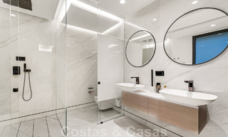 Instapklaar, modern, ultra-luxueus penthouse te koop, eerstelijnstrand, met open zeezicht, tussen Marbella en Estepona 48222 