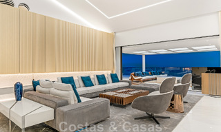 Instapklaar, modern, ultra-luxueus penthouse te koop, eerstelijnstrand, met open zeezicht, tussen Marbella en Estepona 48230 