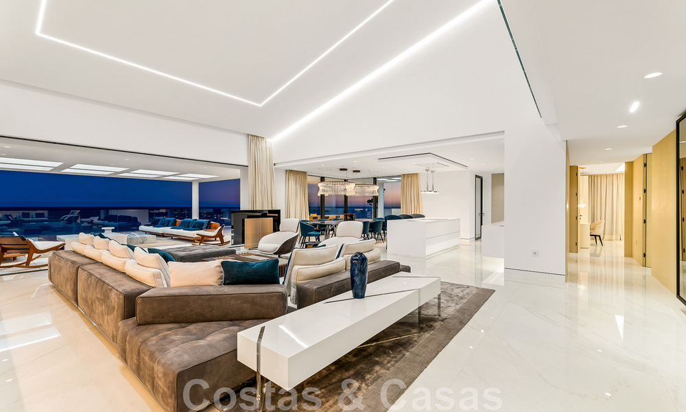 Instapklaar, modern, ultra-luxueus penthouse te koop, eerstelijnstrand, met open zeezicht, tussen Marbella en Estepona 48232
