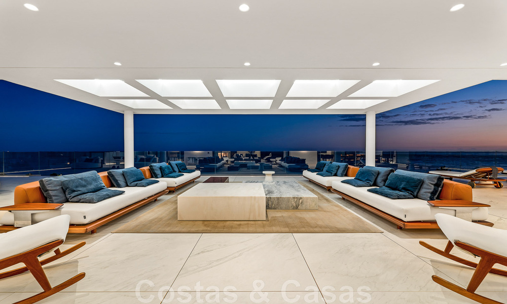 Instapklaar, modern, ultra-luxueus penthouse te koop, eerstelijnstrand, met open zeezicht, tussen Marbella en Estepona 48234