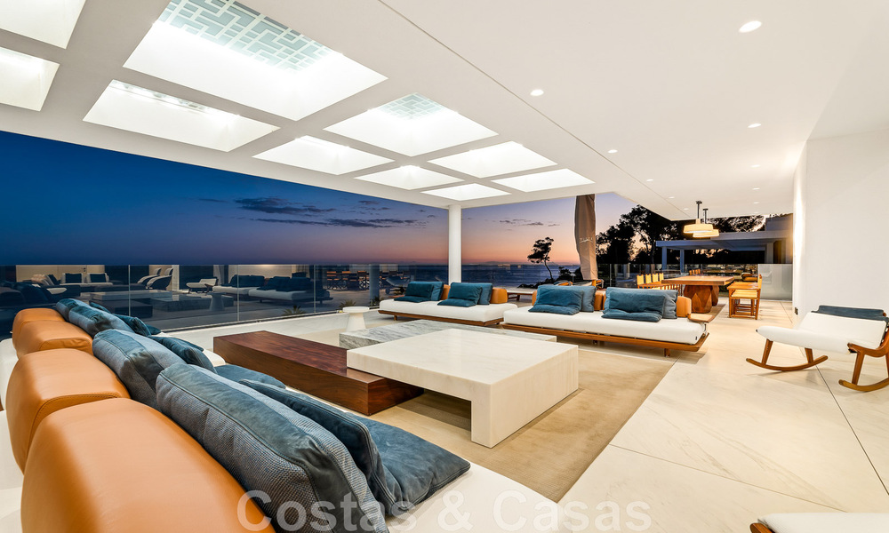 Instapklaar, modern, ultra-luxueus penthouse te koop, eerstelijnstrand, met open zeezicht, tussen Marbella en Estepona 48235
