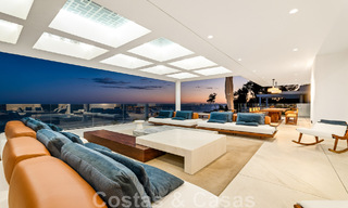 Instapklaar, modern, ultra-luxueus penthouse te koop, eerstelijnstrand, met open zeezicht, tussen Marbella en Estepona 48235 