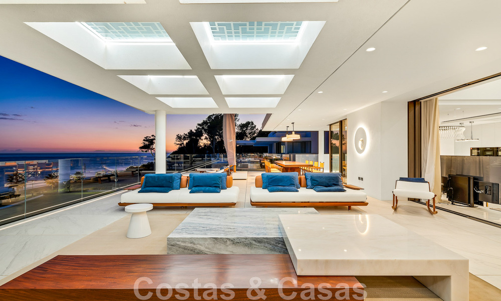 Instapklaar, modern, ultra-luxueus penthouse te koop, eerstelijnstrand, met open zeezicht, tussen Marbella en Estepona 48236