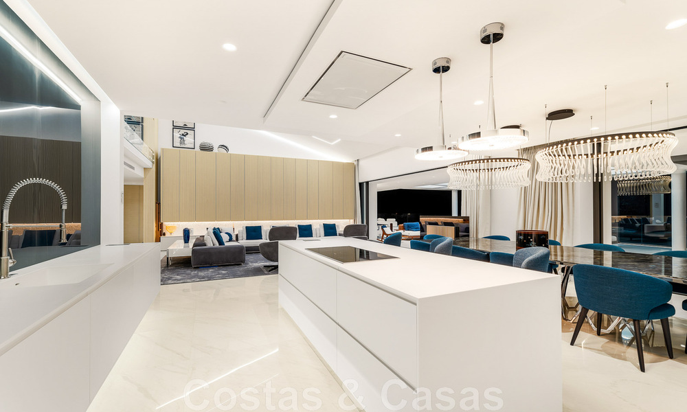 Instapklaar, modern, ultra-luxueus penthouse te koop, eerstelijnstrand, met open zeezicht, tussen Marbella en Estepona 48240