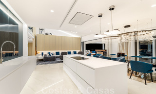 Instapklaar, modern, ultra-luxueus penthouse te koop, eerstelijnstrand, met open zeezicht, tussen Marbella en Estepona 48240 