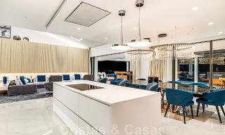 Instapklaar, modern, ultra-luxueus penthouse te koop, eerstelijnstrand, met open zeezicht, tussen Marbella en Estepona 48241 