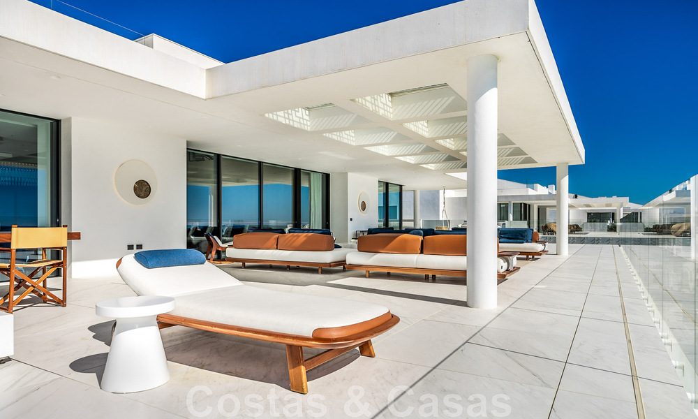 Instapklaar, modern, ultra-luxueus penthouse te koop, eerstelijnstrand, met open zeezicht, tussen Marbella en Estepona 48242